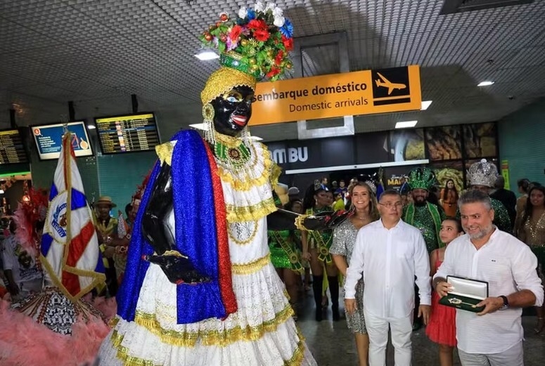 O ato simbólico, em que a Kamélia recebe do prefeito a “chave da cidade”, é considerado patrimônio cultural imaterial do estado do Amazonas.  Reprodução: Flipar