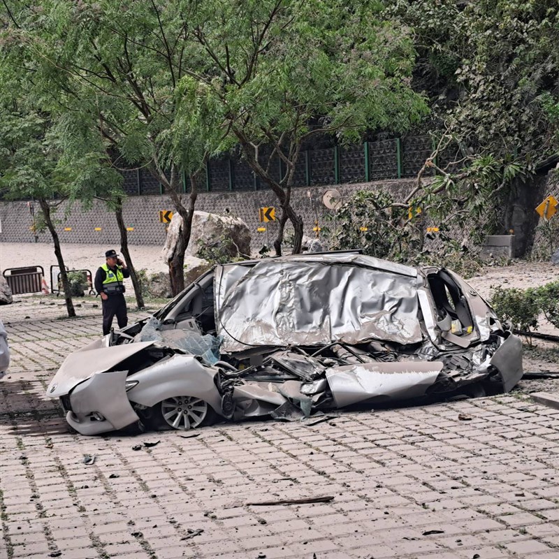 Veículo é destruído e uma pessoa é encontrada morta após forte terremoto atingir Hualien, em Taiwan Agência Estatal Central News/Polícia local - 03.04.2024