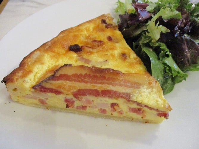 Quiche Lorraine - Uma torta salgada feita com uma base de massa quebrada, recheada com bacon, queijo e creme de leite Reprodução: Flipar