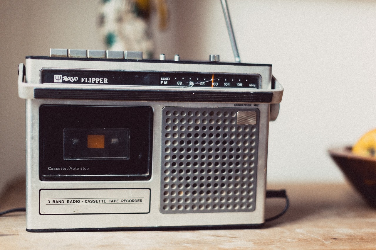 A invenção do rádio é comumente atribuída ao italiano Guglielmo Marconi, embora tenha sido o produto de uma série de descobertas anteriores. Ao longo dos anos, o rádio evoluiu, se popularizou e ainda hoje ocupa um papel relevante na sociedade. Reprodução: Flipar