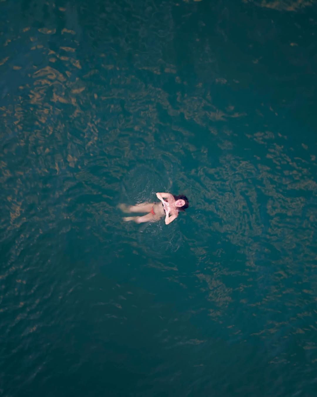 Carol Castro mergulhando. Foto: Reprodução/ Instagram @castrocarol