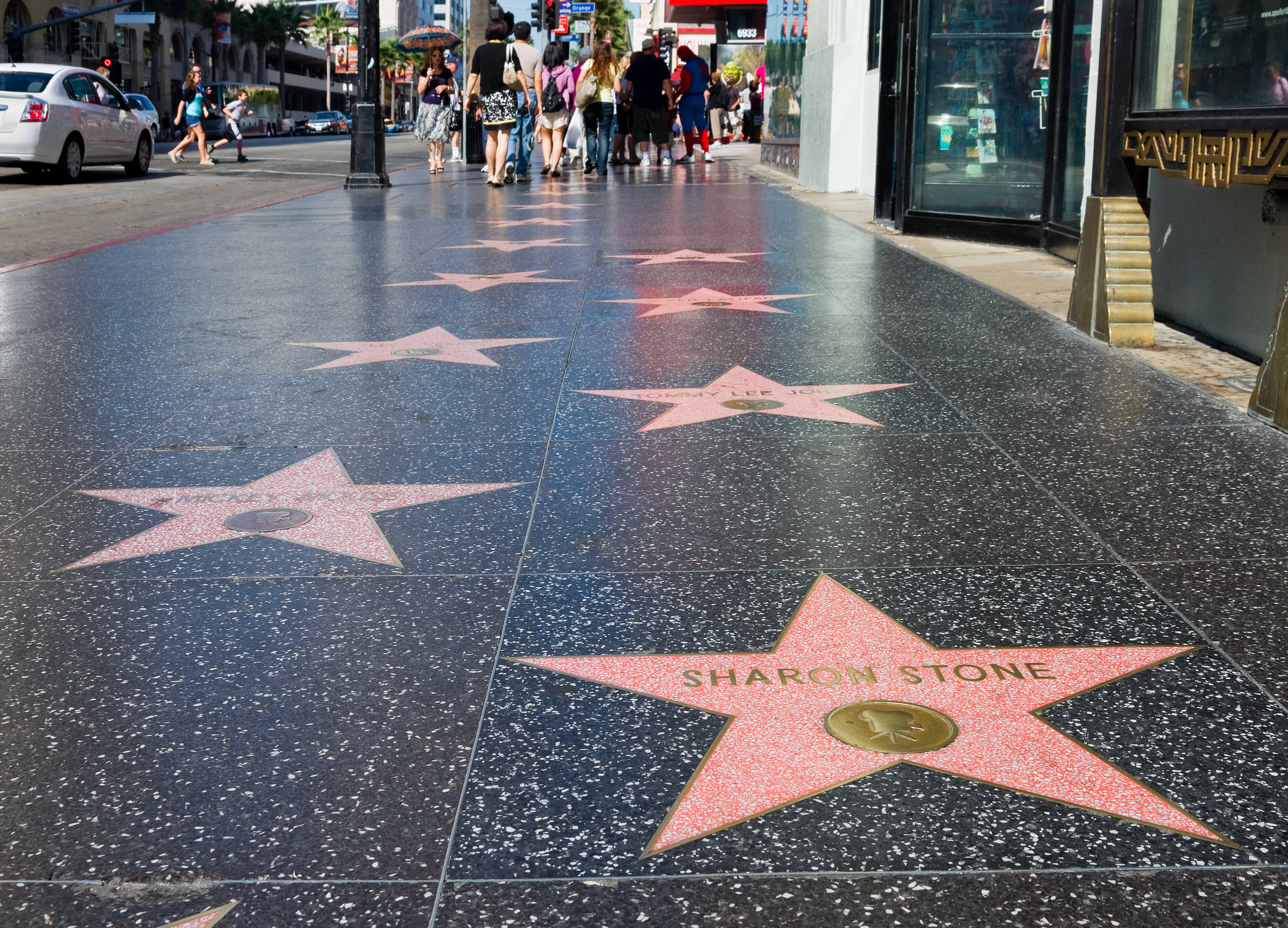 Calçada da Fama é um dos pontos mais conhecidos de Los Angeles e homenageia personalidades famosas. Foto: shutterstock 