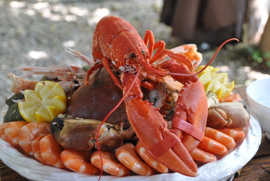 Os membros da Família Real não podem comer frutos do mar fora de casa. Há uma grande preocupação da realeza com a qualidade desse tipo de alimento, capaz de provocar reações alérgicas.
 Reprodução: Flipar