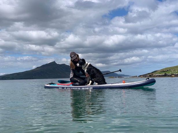 Gus gosta de nadar no lago com seus óculos adaptados. Foto: Reprodução/Arquivo pessoal