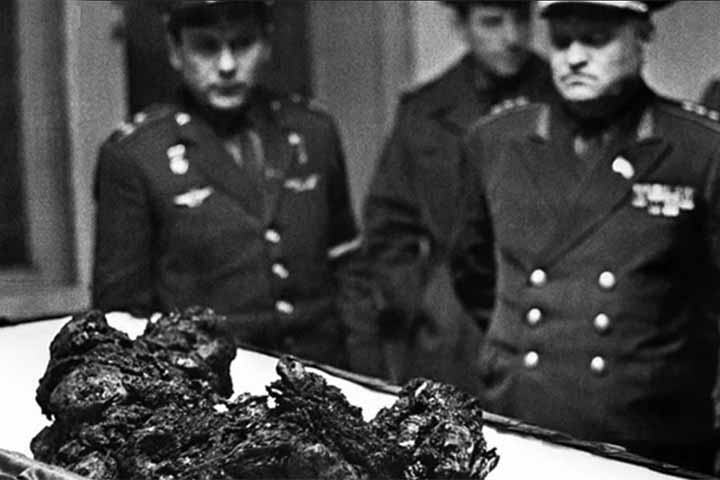 Em 26 de abril de 1967, ele foi sepultado com honras de Estado em Moscovo e suas cinzas enterradas na Necrópole da Muralha do Kremlin, na Praça Vermelha, ao lado de outros luminares da antiga União Soviética. Reprodução: Flipar