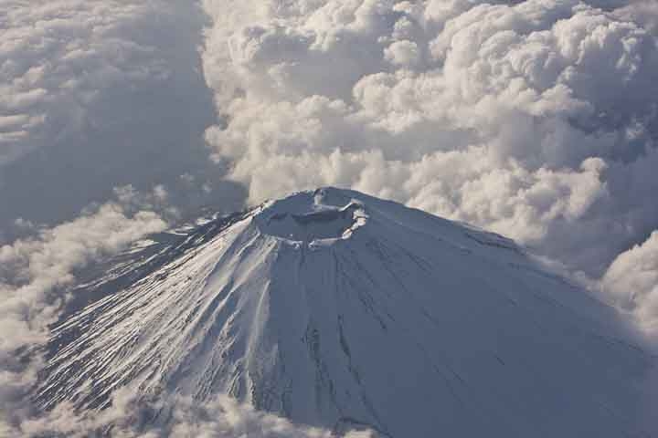 A primeira fase, denominada Sen-komitake, constituiu um núcleo de andesito descoberto recentemente nas profundezas da montanha. Além da Ko-Mitake, uma camada de basalto que se acredita ter-se formado há várias centenas de milhares de anos. Há cerca de 100.000 anos uma nova camada, a Ko-Fuji (Velha Fuji), formou-se sobre a Ko-Mitake,  Reprodução: Flipar