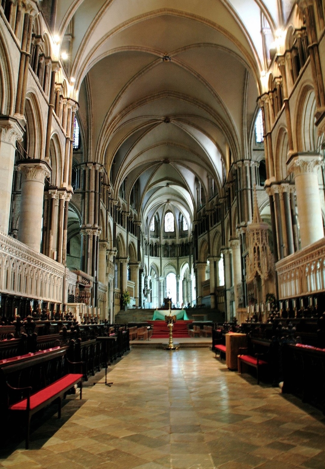 Considerada um marco importante na história do anglicanismo e do cristianismo, a catedral foi fundada por Santo Agostinho. A igreja também é sede do arcebispo anglicano da cidade de Canterbury, Justin Welby, o 105º da linha. Todas as noites, seu sino toca cem vezes como na época em que a cidade tinha toque de recolher. Reprodução: Flipar