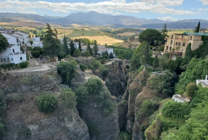 A falésia de Ronda contribuiu para a defesa da cidade durante a Reconquista Espanhola, um período em que as regiões dominadas pelos mouros foram gradualmente retomadas pelos cristãos. Reprodução: Flipar