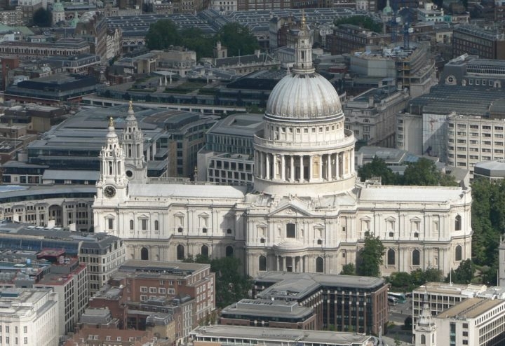 Catedral de São Paulo (Londres, Reino Unido) - A cúpula de Christopher Wren é um ícone do skyline londrino. Inspirada em parte na Basílica de São Pedro, a cúpula tem uma complexa estrutura de três níveis e uma lanterna que permite a entrada de luz. Reprodução: Flipar