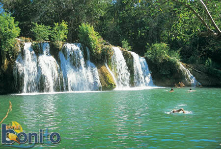 O Parque das Cachoeiras, em Bonito, no MS, é um excelente destino para fugir do calor e apreciar a paisagem. Foto: Divulgação