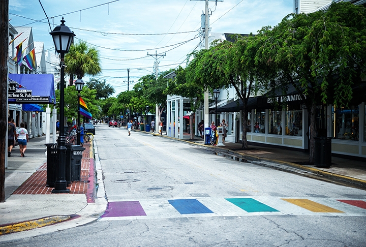 A rua tem cerca de 2 km de comprimento e atravessa toda a ilha. Ela é muito famosa por atrair turistas que querem fazer compras de roupas e eletrônicos a preços populares. Além disso, tem várias praias nas redondezas. Reprodução: Flipar