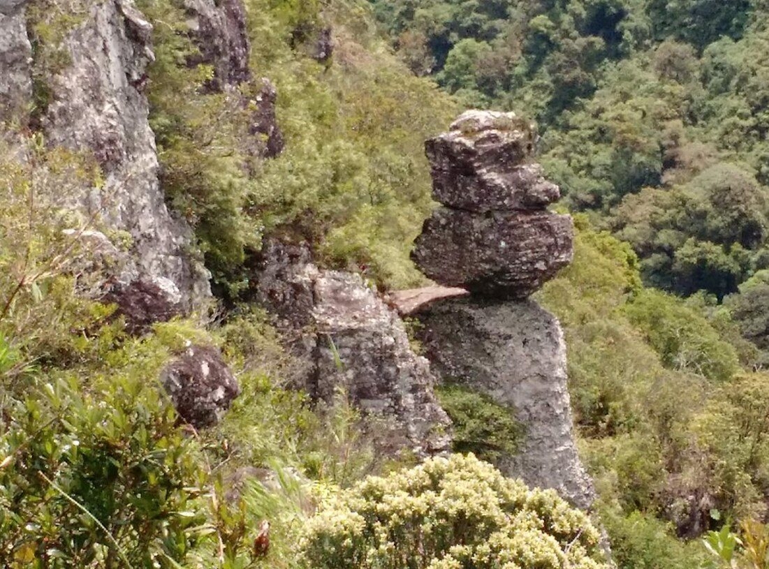 Com 7 km de extensão, o cânion conta com trilhas, mirantes e pontos famosos, como a Cachoeira do Tigre Preto e a curiosa Pedra do Segredo. Reprodução: Flipar