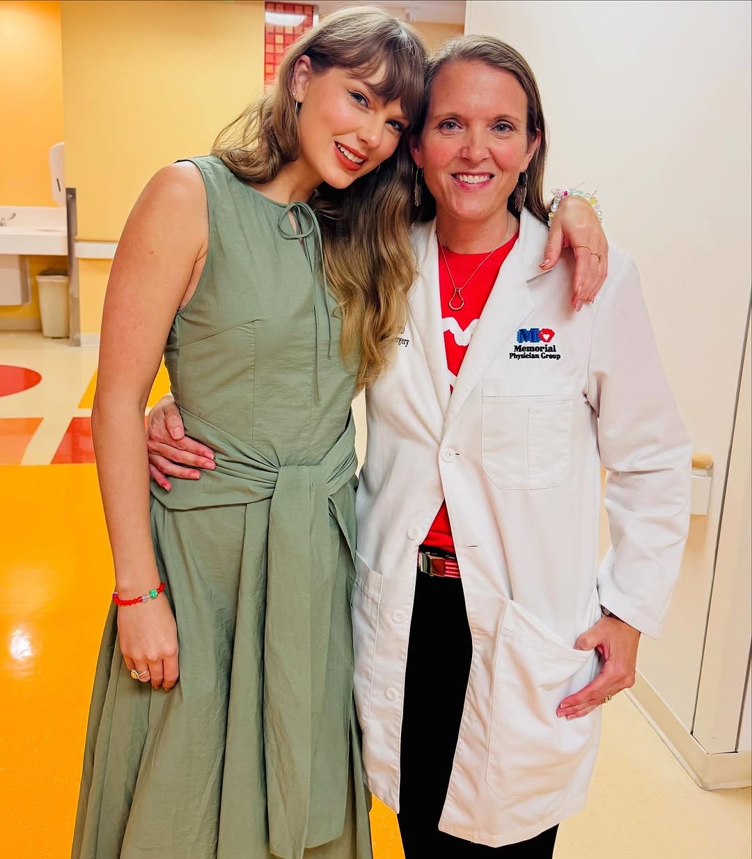 Taylor Swift posa com profissional da saúde. Foto: Reprodução Instagram @ jdchospital