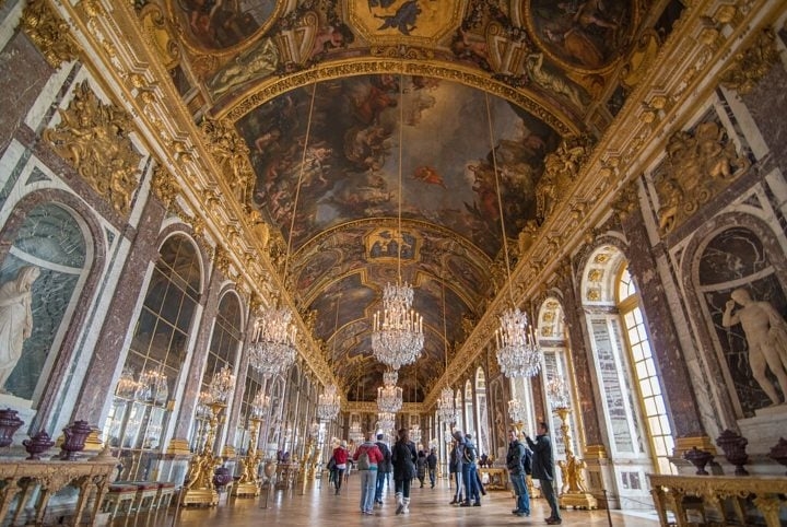 A Galeria dos Espelhos é uma das salas mais famosas do palácio. Com 73 metros de comprimento, o espaço conta com 357 espelhos que refletem a luz das 17 janelas arcadas que se abrem para os jardins. Reprodução: Flipar