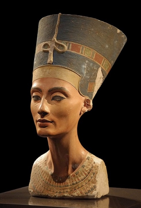 O busto de Nefertiti, uma das obras mais emblemáticas do Antigo Egito, foi descoberto em 6/12/ 1912 por uma equipe de arqueólogos alemães em Tell el-Amarna, no Egito. Reprodução: Flipar