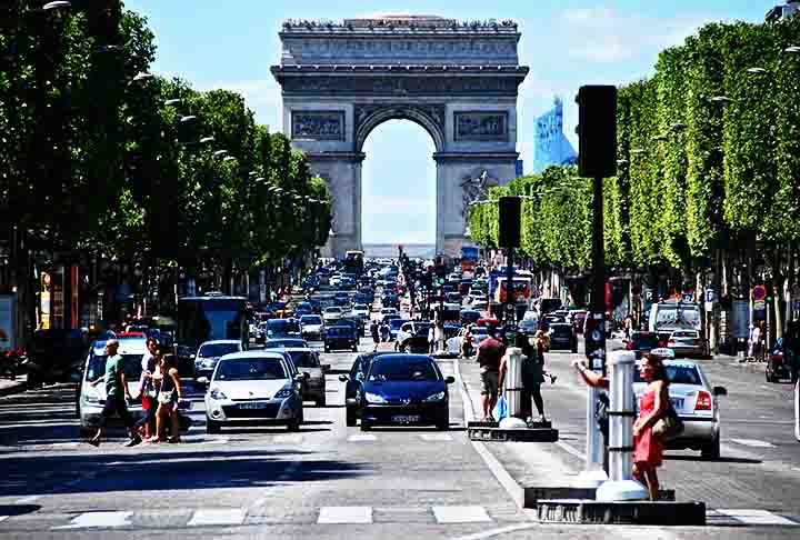 Com arquitetura neoclássica, o Arco do Triunfo possui dois grandes pórticos frontais para passagem e dois menores nas laterais. 
 Reprodução: Flipar