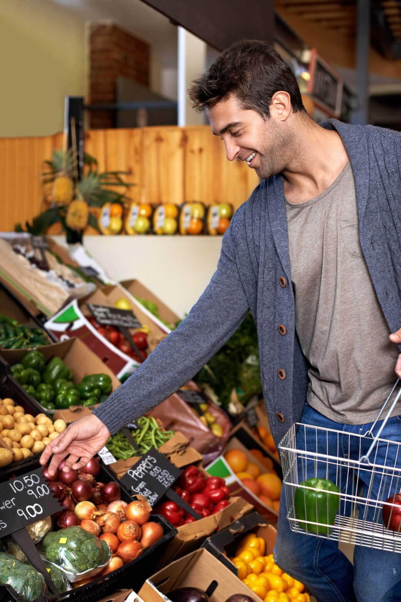 O cuidado com a alimentação é importante para o bom funcionamento do corpo. Contudo, no caso de pessoas com doenças reumáticas, em especial, algumas adaptações são importantes para auxiliar no tratamento e ajudar a evitar complicações. A seguir, a nutricionista Solange Ventura explica como você pode substituir alguns alimentos. Confira! Reprodução: EdiCase