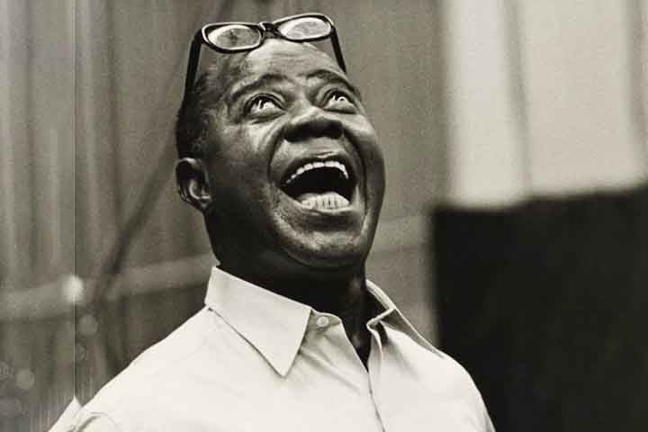 Com sua voz de timbre único e carisma singular, o trompetista conquistou seu primeiro Grammy aos 63 anos. Em 1967, lançou ‘What a Wonderful World”, canção que o projetou mundialmente. 
 Reprodução: Flipar