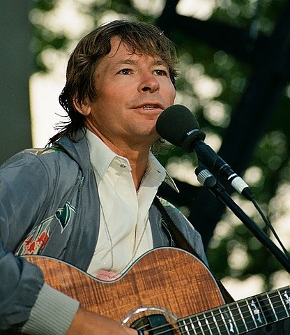 John Denver - O cantor e compositor americano, que se notabilizou pelo gênero country, tinha uma paixão além da música: voar. Por isso, aprendeu a pilotar e teve aviões. Reprodução: Flipar