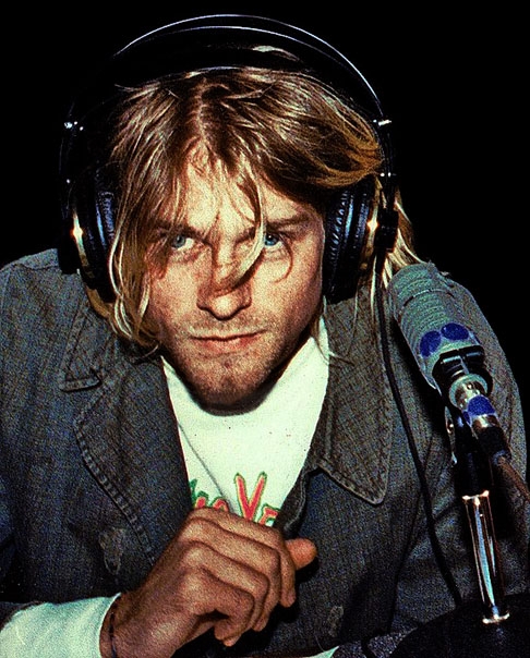 Nascido em Aberdeen, Washington, em 1967, Cobain desde cedo demonstrava talento musical. Na adolescência, formou a banda Nirvana, que rapidamente se tornou um dos nomes mais importantes do movimento grunge. Reprodução: Flipar