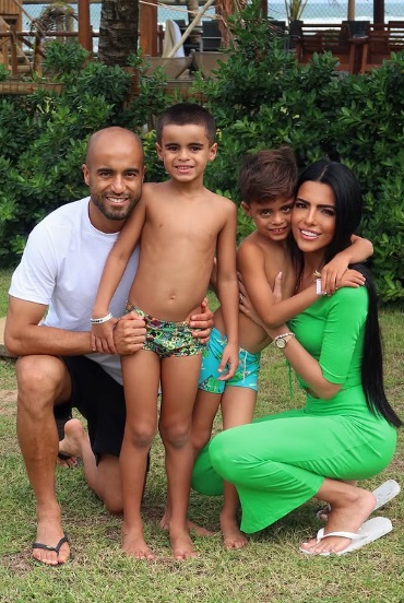 Lucas Moura, atacante do São Paulo, curte com a família no litoral da Bahia. O jogador ainda se recupera de lesão e só tem um jogo neste Brasileirão. . Foto: Reprodução/Instagram