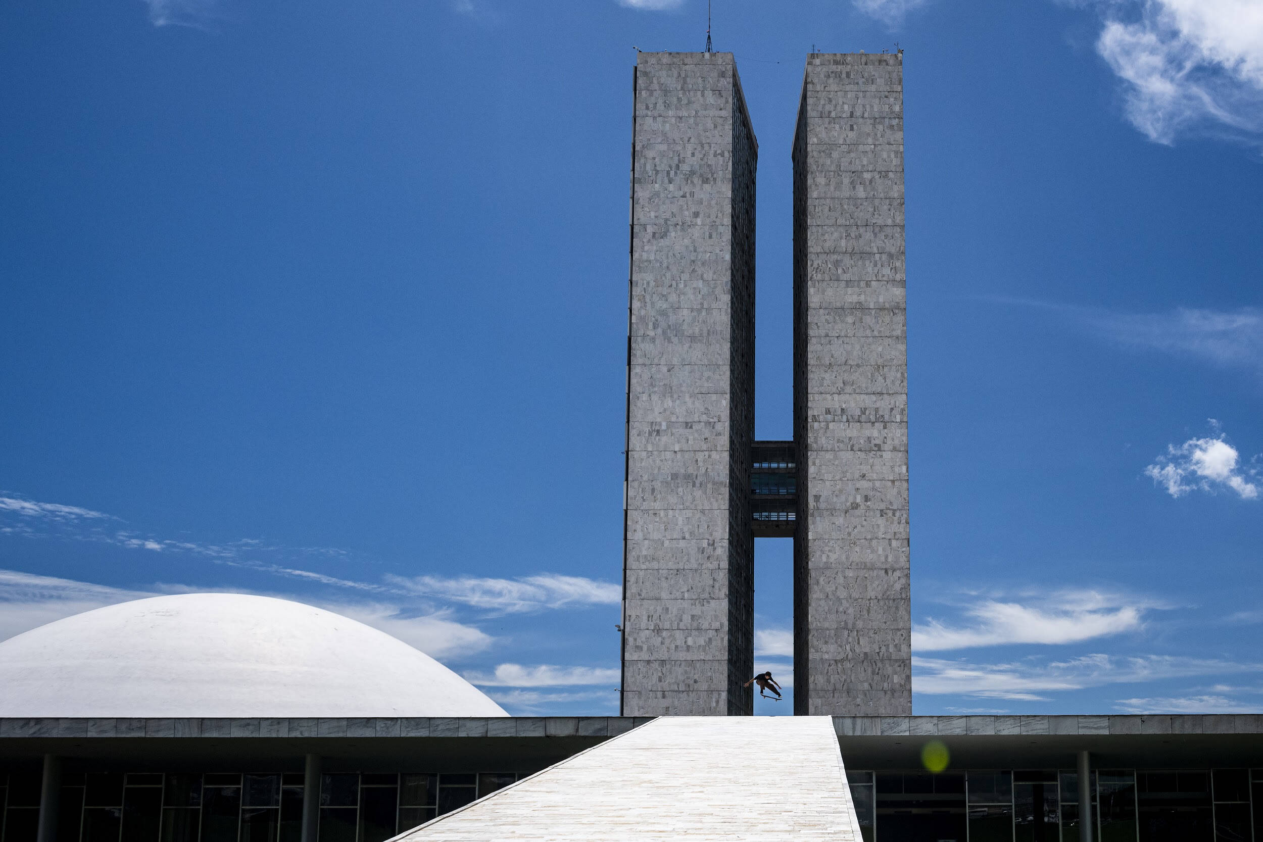 Documentário mostra skatistas andando nas obras de Oscar Niemeyer. Foto: Divulgação / Red Bull