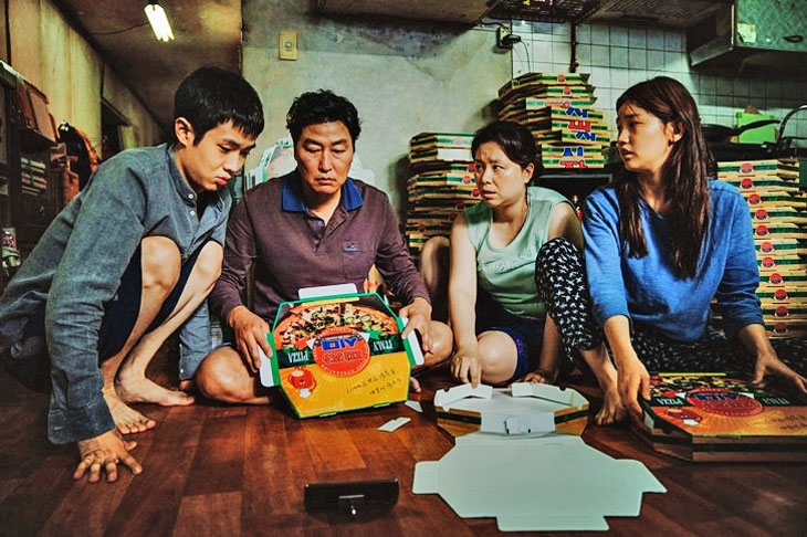 “Parasita” foi o primeiro filme não falado em inglês a vencer o Oscar de Melhor Filme. Seu diretor, Bong Joon-ho, acaba de lançar “Mickey 17”, longa estrelado por Robert Pattinson.
 Reprodução: Flipar