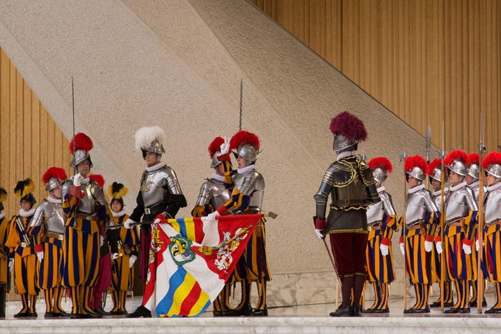 Guarda Suíça: O exército do Vaticano é composto pela Guarda Suíça, que serve como guarda-costas do Papa. Fundada em 1506, a Guarda é famosa por seus uniformes coloridos e históricos. Reprodução: Flipar