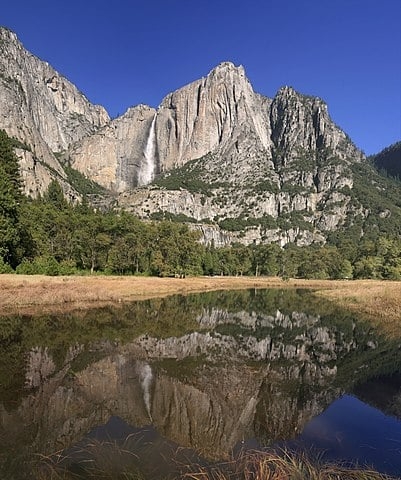 As Cataratas de Yosemite formam a queda d-água mais alta dos Estados Unidos. São 739m de altura. A atração fica no Parque Nacional de Yosemite e engloba três cachoeiras.  Reprodução: Flipar
