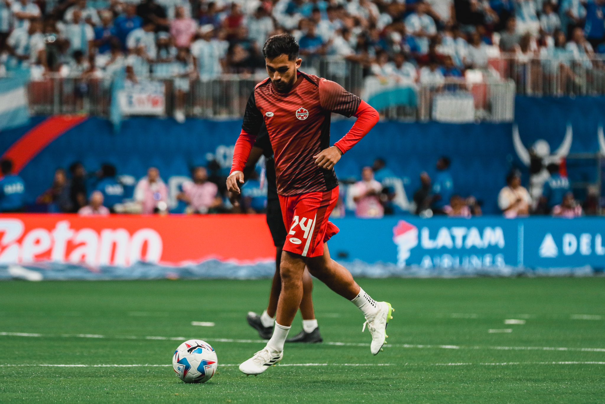 Argentina x Canadá (Fotos X/Conmebol, X/Seleção Argentina e X/Canadá Soccer)