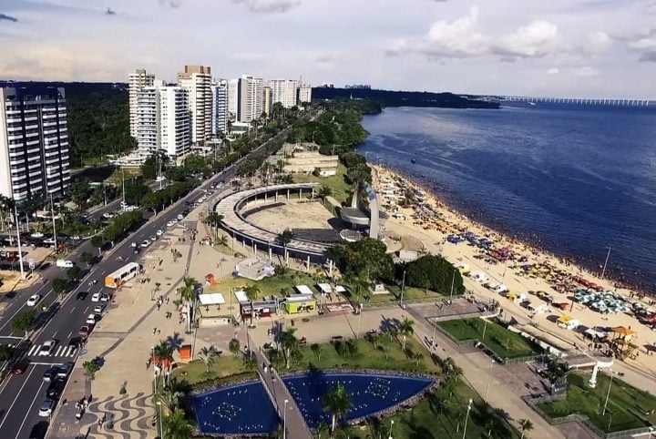 Praia do Ponta Negra: Situada em Manaus, a Praia do Ponta Negra é a praia mais popular da cidade. É um ótimo lugar para relaxar, tomar sol e nadar.  Reprodução: Flipar
