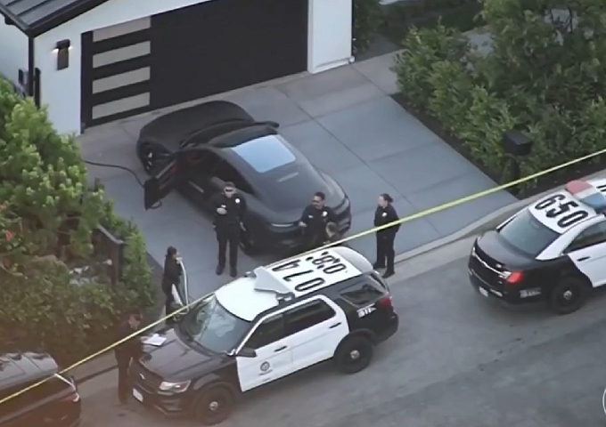 Segundo a polícia de Los Angeles, não foram encontradas drogas nem indícios de crime no local.