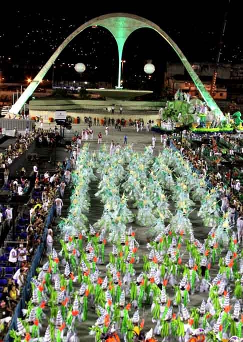 A ideia era criar um espaço na extremidade final da passarela, onde ao final do desfile as escolas de samba e seus participantes atingiriam o esplendor. A dispersão seria o momento de consagração do desfile, com uma festa monumental e gloriosa. Reprodução: Flipar