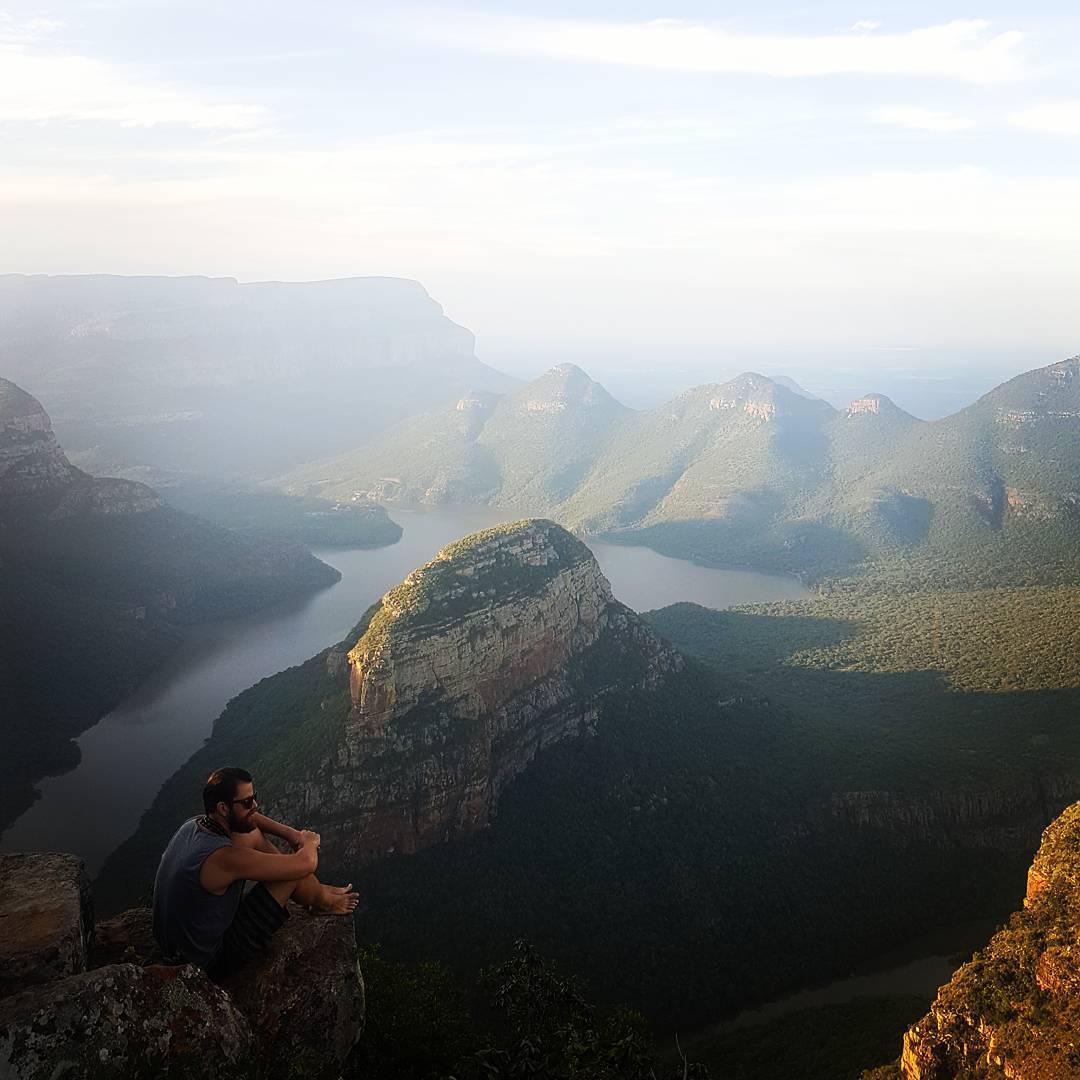 Gustavo Marsengo observa as montanhas do Blyde River Canyon, na África do Sul. Foto: Reprodução/Instagram