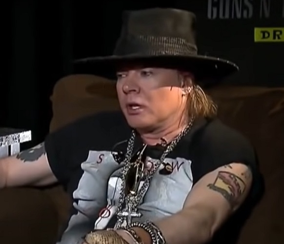 O vídeo foi feito no dia 29/08. Na ocasião, Axl Rose foi à sacada do hotel e acenou para fãs que estavam na rua. A funcionária o filmou  pelo lado de dentro e registrou também quando ele entrou em um bar do estabelecimento. 