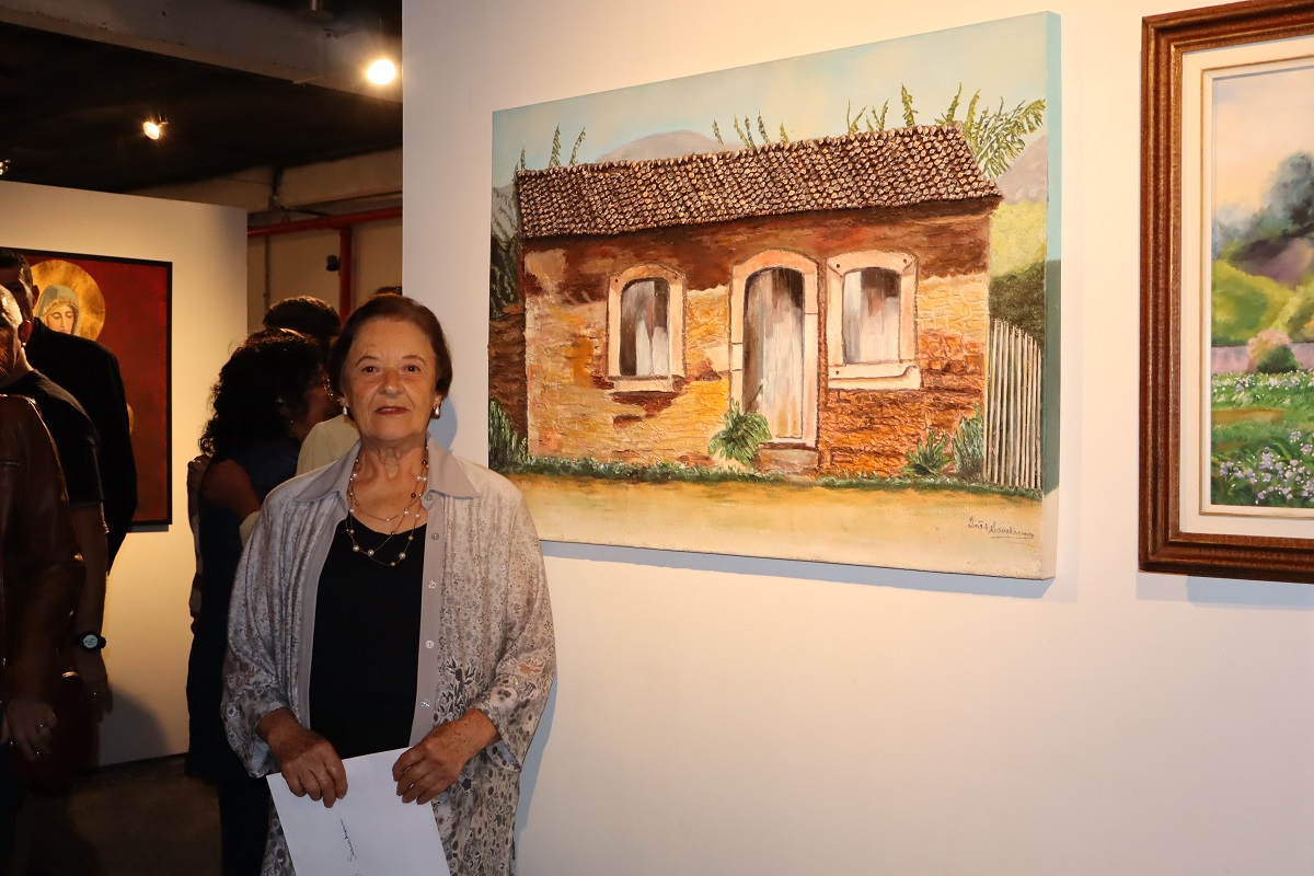 Artista posa ao lado de suas obras. Foto: Foto: Pedro H. Lopes