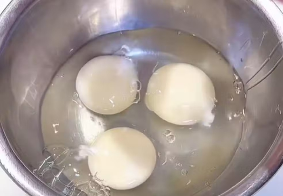 Imagens gravadas num restaurante no Japão viralizaram e causaram espanto por um motivo simples: as gemas dos ovos eram brancas, e não amarelas como normalmente acontece.   Reprodução: Flipar