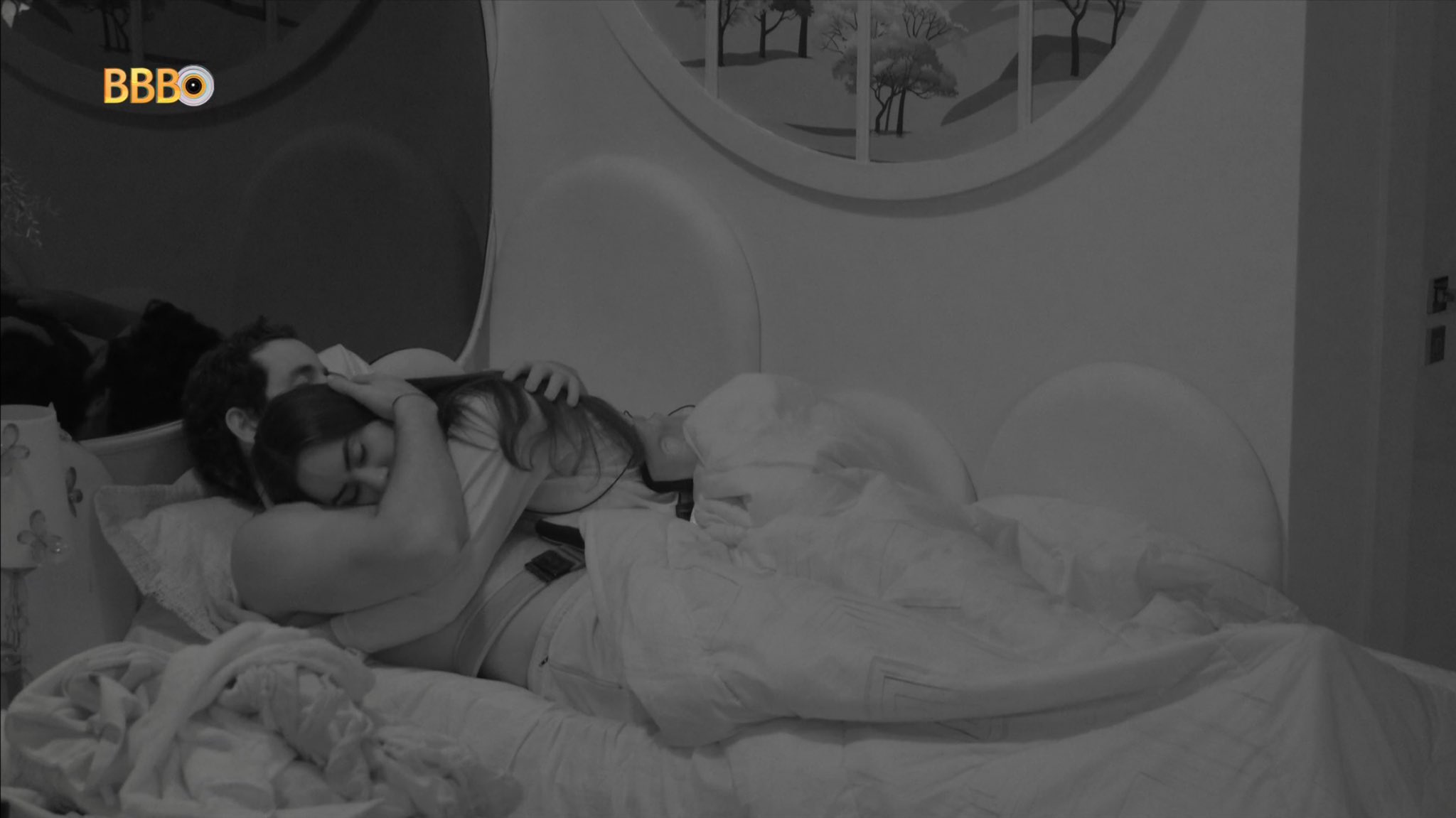 Isabelle e Matteus trocaram carinhos antes de dormirem no 'BBB 24' Reprodução/Globo - 09.04.2024 