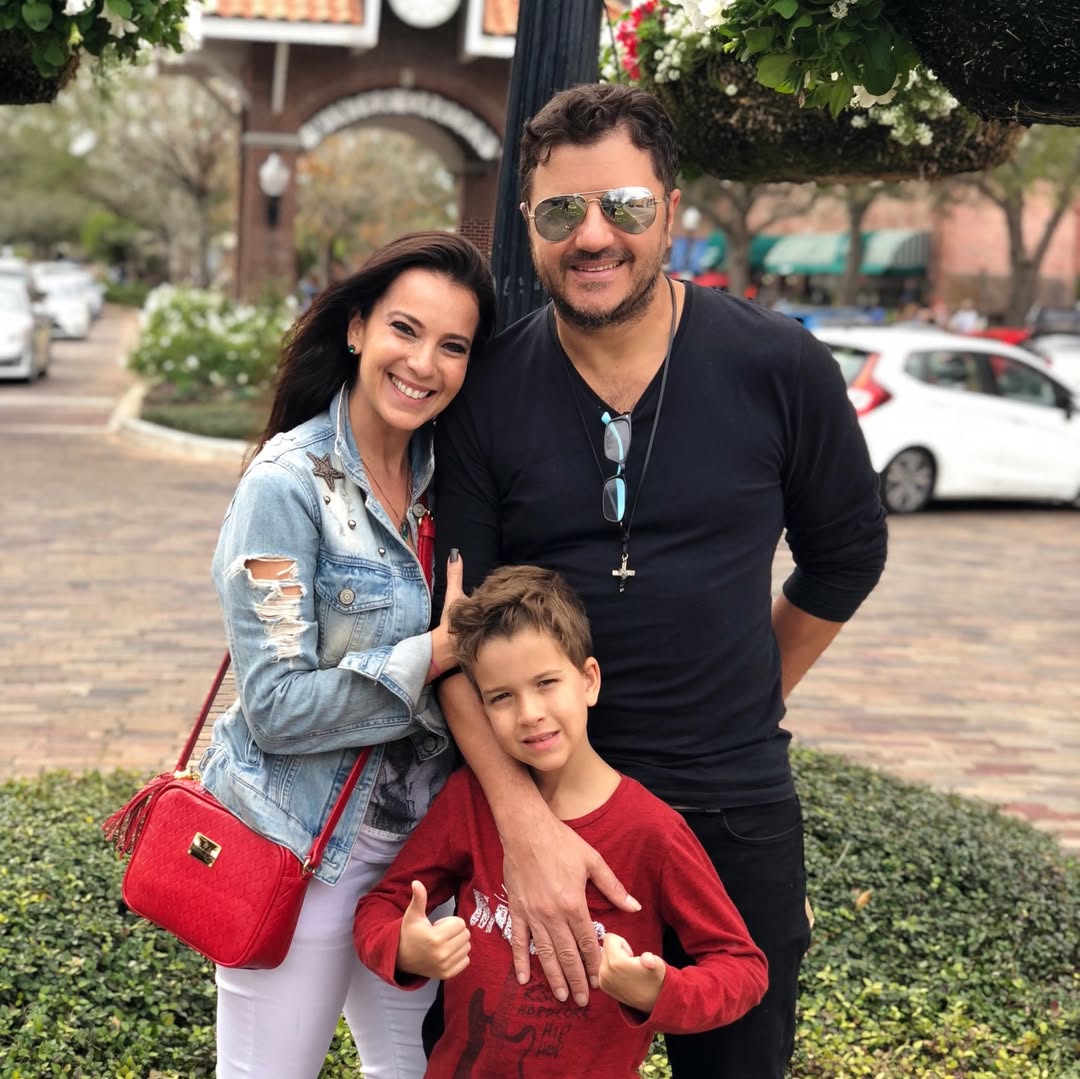 Maurício Manieri e Iza Stein abraçam Marco. Foto: Reprodução/ Instagram @mauriciomanieri