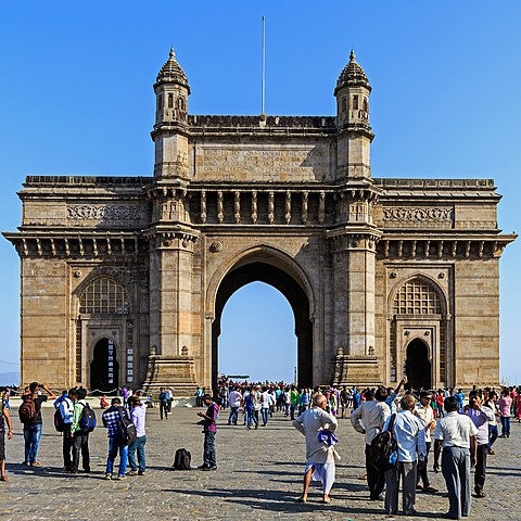 GATEWAY OF INDIA – MUMBAI, ÍNDIA - Inaugurado em 1924, saudava visitantes coloniais britânicos. Possui arquitetura indo-sarracena. Representa o passado colonial e o ponto de partida dos britânicos em 1947.
 Reprodução: Flipar