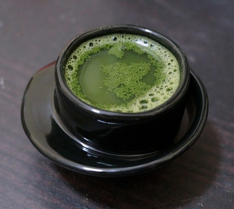 Matcha: Chá verde em pó batido com água quente. Uma bebida tradicional japonesa, rica em antioxidantes e com um sabor único. Reprodução: Flipar