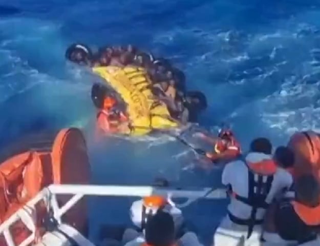 Segundo relatos de quatro pessoas que sobreviveram, o barco partiu de Sfax, na Tunísia, mas acabou virando e afundando depois de algumas horas depois de ser atingido por uma grande onda. Reprodução: Flipar