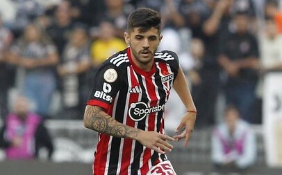 Beraldo - O zagueiro é um dos mais valorizados do momento no futebol brasileiro. Neste sábado, o Leicester, da Inglaterra, entrou na briga e disse que formalizará uma proposta que será superior àquela que o Zenit fez (R$ 97 milhões), o Tricolor do Morumbi recusou. Esperar para ver. - Foto: Rubens Chiri / saopaulofc.net