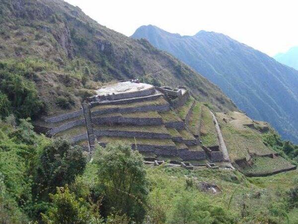 Puyupatamarca é um sítio próximo na trilha inca do Vale de Urubamba, que contém cinco banhos de pedra, que durante a época de chuvas, ficam cheios de água fresca. Foto: Divulgação/Climb Viagens