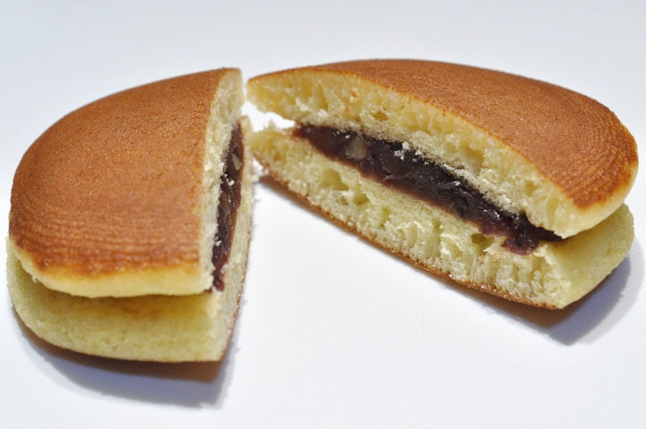 Dorayaki: Panqueca recheada com pasta de feijão vermelho. Um doce popular japonês, leve e saboroso. Reprodução: Flipar