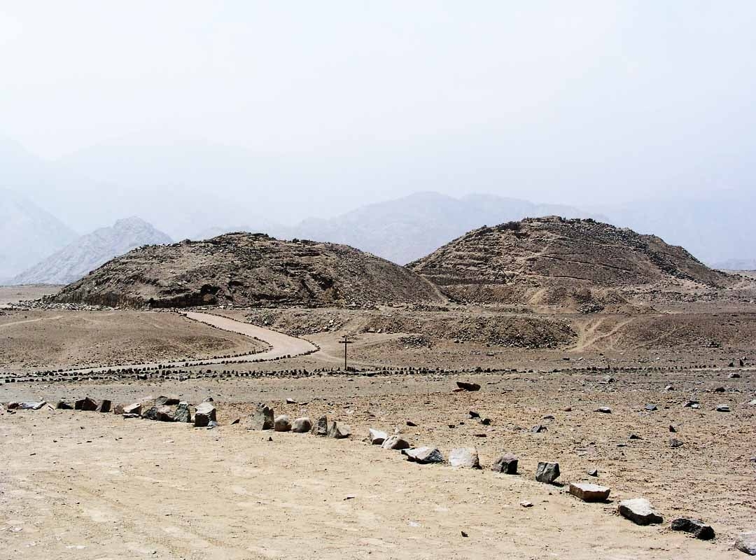 Caral é um sítio arqueológico fascinante localizado no Peru e é amplamente reconhecido como o berço da civilização mais antiga da América. Com uma história que remonta a mais de 5 mil anos, ocupa uma área de cerca de 66 hectares e abriga várias estruturas impressionantes, incluindo pirâmides, praças e residências. Reprodução: Flipar