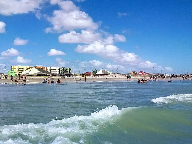  Uma das cidades costeiras mais procuradas no Piauí é Luís Correia, de 30 mil habitantes. Suas praias recebem muitos turistas e, nos meses de dezembro e janeiro, se tornam berçário de tartaruguinhas.  Reprodução: Flipar