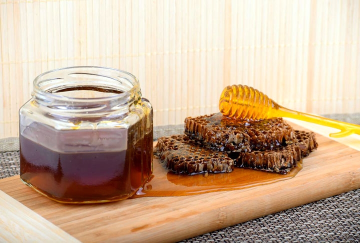 Na prática da apicultura, quando o mel é colhido, o favo de mel é removido da colmeia e a substância pegajosa é extraída das células, deixando a estrutura do favo intacta. Dessa forma, resta apenas a cera alveolada de favo de mel, que consiste em uma folha com células em hexagonal. Reprodução: Flipar