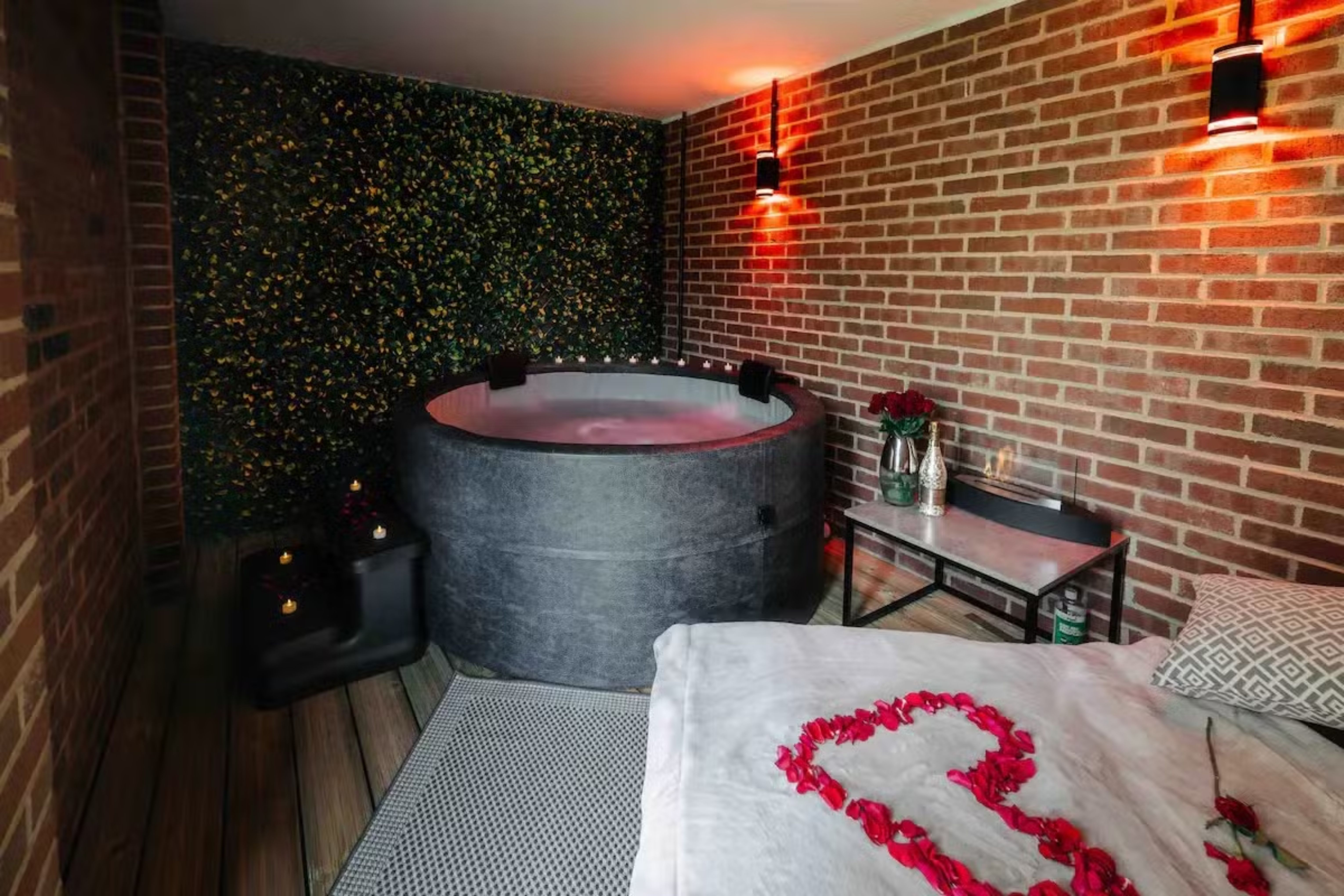 Reserve agora sua estadia na Casa Amor e desfrute de uma experiência romântica e provocante por 250 libras a diária Reprodução/Airbnb