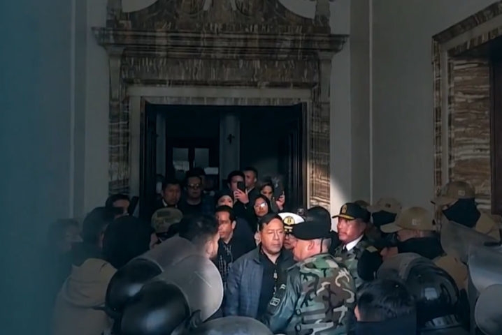 O atual presidente da Bolívia, Luis Arce, estava em um prédio ao lado e foi até o local. Testemunhas que estavam por perto registraram o momento de discussão entre ele e o ex-comandante do Exército. Reprodução: Flipar